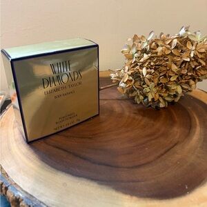 White Diamonds Elizabeth Taylor Perfumed Body Powder - Gold Finish